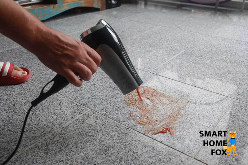 Ketchupfleck auf Granitboden